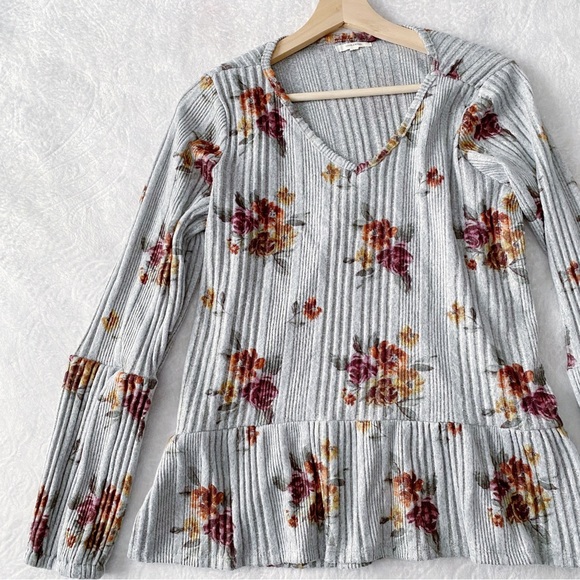 Maurice’s Grey Ribbed Floral Print Peplum Top - Picture 2 of 12